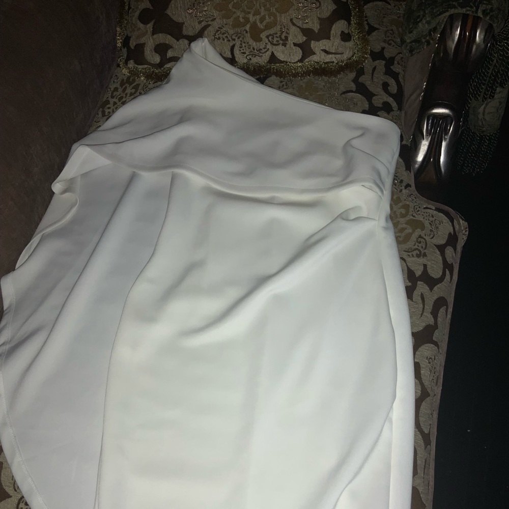 Elegant white fitted dress with wide flare